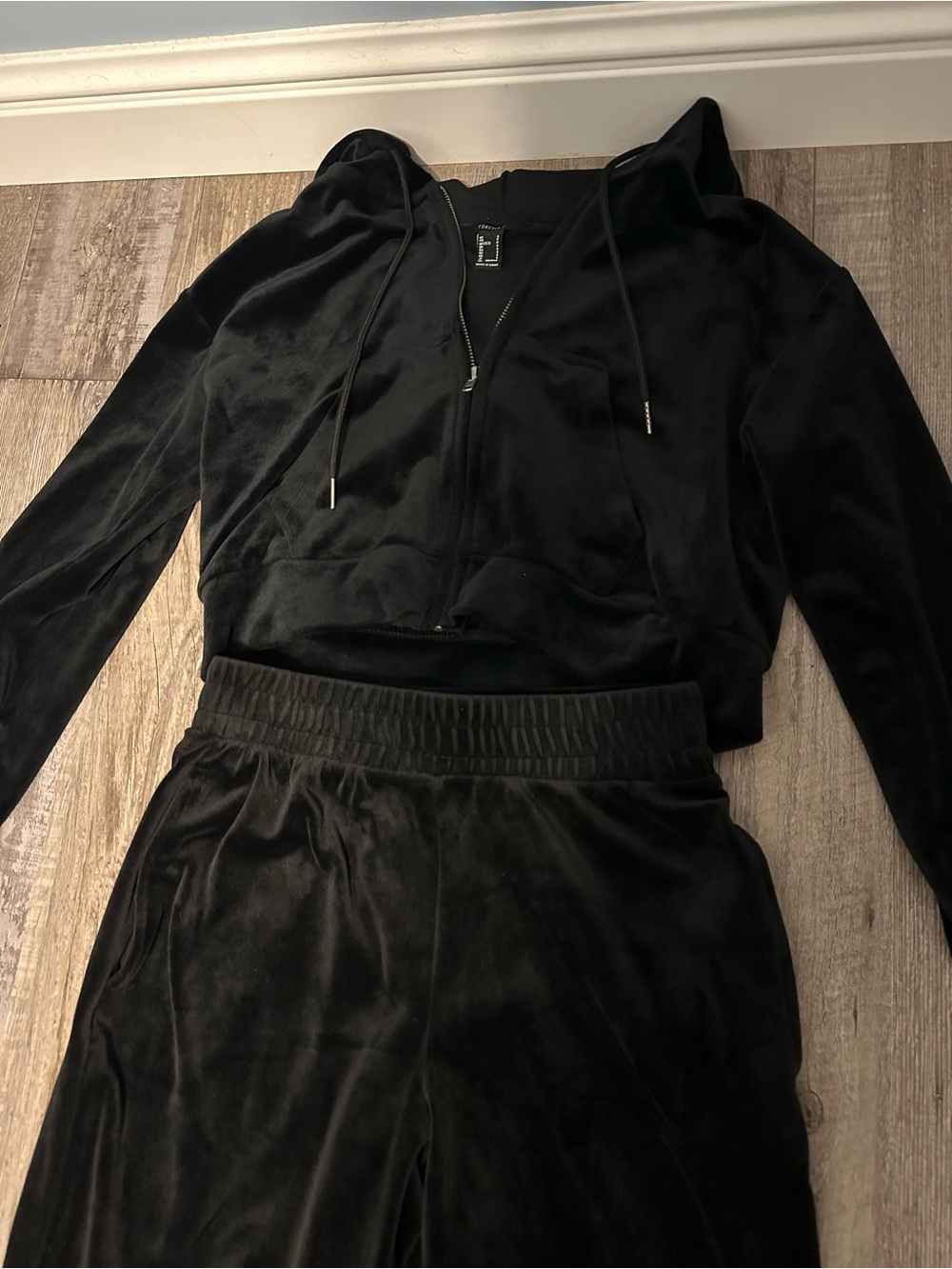 Cropped Velour Set - Picture 2 of 5